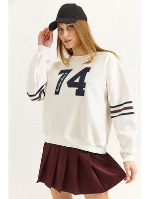 Juuuj Beyaz Bisiklet Yaka Düşük Omuz Rahat Form Kolu Şeritli Önü Rakam Baskılı Sweatshirt