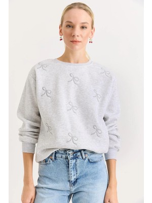 Juuuj Gri Üç Iplik Kumaş Bisiklet Yaka Rahat Kesim Kurdele Nakış Detaylı Sweatshirt