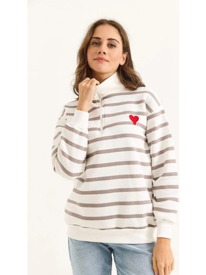 Juuuj Vizon Beyaz Üç Iplik Dik Yaka Oversize Çizgili Kalp Nakışlı Yarım Fermuarlı Sweatshirt