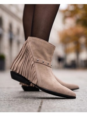 Futsi Shoes Camelot Bej Hakiki Süet Deri Püskül Detaylı Kadın Kısa Topuklu Bot
