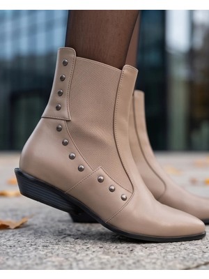 Futsi Shoes Avalon Bej Hakiki Deri Lastikli Zımbalı Kadın Bilek Kısa Topuklu Bot