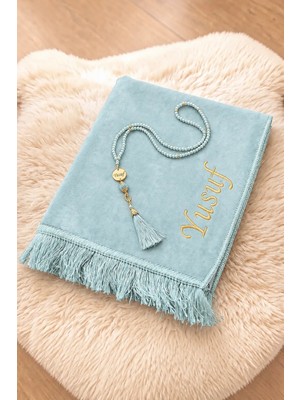 İhvan Online Kişiye Özel Isim Nakışlı Kadife Seccade ve Isimli Tesbih Hediye Seti Mavi