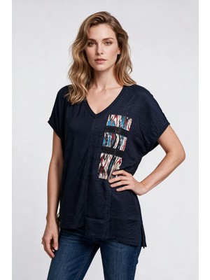 Daido Daıdo Kadın V Yaka Rahat Kesim Dokulu Kumaş İşlemeli Kısa Kollu T-Shirt