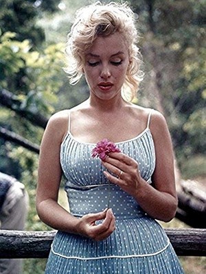Trendexa Marilyn Monroe Çiçekli Nadir Fotoğrafı, 12X16 Sanat Baskılı Poster