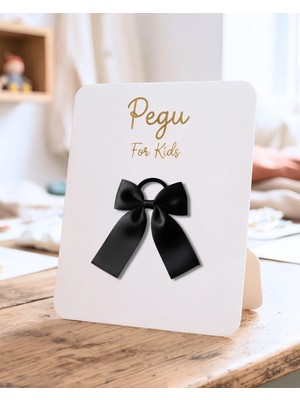 Pegu Minik Düşler Serisi , Tekli Siyah Saten Kurdele Fiyonk Saç Tokası , Lastik Toka . Okul Öncesi , Okul, Ilkokul , Çocuk ve Genç Toka ..