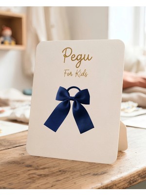 Pegu Minik Düşler Serisi , Tekli Lacivert Grogren Kurdele Fiyonk Saç Tokası , Lastik Toka . Okul Öncesi , Okul, Ilkokul , Çocuk ve Genç Toka ..