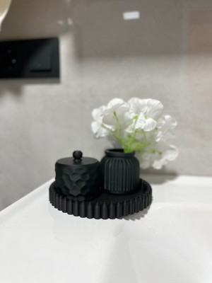 Minuzu Banyo Düzenleyici Set 3'lü — Yuvarlak Tepsi, Kapaklı Kutu ve Vazo, Mat Siyah Dekoratif Obje
