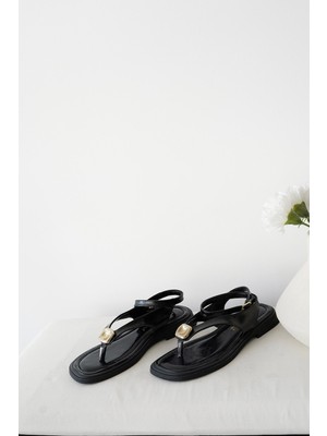 Meral Özgenç Tek Tokalı Parmak Arası Sandalet