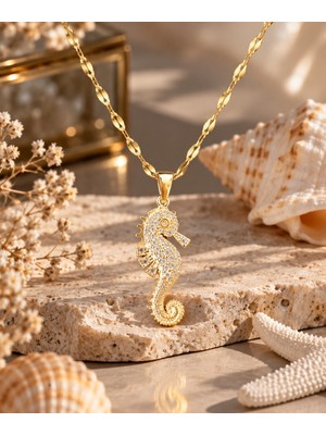 Lia Charm Vıp Seri Zirkon Taşlı Denizatı Kolye -Şık ve Modern Tasarım