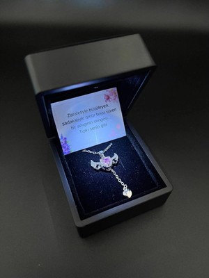 Sepetten Eve Işıklı Kutuda Gümüş Kaplama Kanatlı Pink Swan Kolye Sevgiliye Hediye
