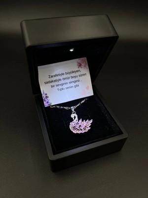 Sepetten Eve Işıklı Hediye Kutulu Kadın Pembe Kuğulu Pink Swan Taşlı Gümüş Kaplama Kolye Sevgiliye Hediye