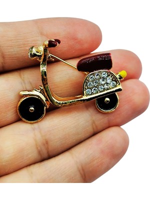 BB Bi Butik Shop Kristal Taşlı Scooter Tasarımlı Broş – Altın Renk Şık Retro Motor Figürlü Aksesuar