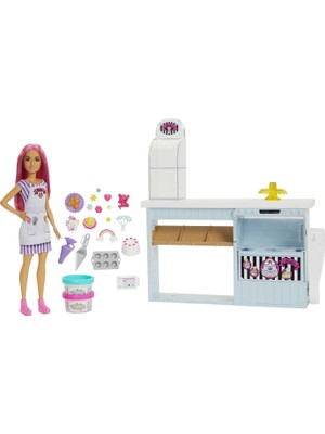 Barbie Pasta Dükkanı Oyun Seti ve Pembe Saçlı 30 cm Minyon Bebek, Fırın Standı, Pasta Yapma Özelliği, 20'den Fazla Oyun Parçası, 3 Yaş ve Üzeri Için (HGB73)