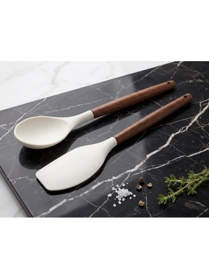 Mutfak Gurmesi - 2’li Premium Silikon ve Akasya Ahşap Mutfak Gereçleri Seti | Isıya Dayanıklı Spatula ve Servis Kaşığı | Yapışmaz Yüzey Dostu, Ergonomik ve Şık Tasarım