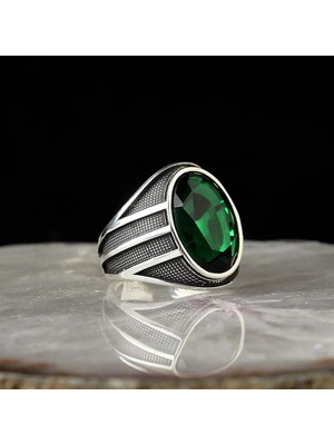 Mirari Jewelry Zümrüt Renkli Zirkon Taşlı Oval Kesim Çizgi Detaylı Modern Erkek Yüzük | Premium 0,40 Mikron Gümüş Kaplama