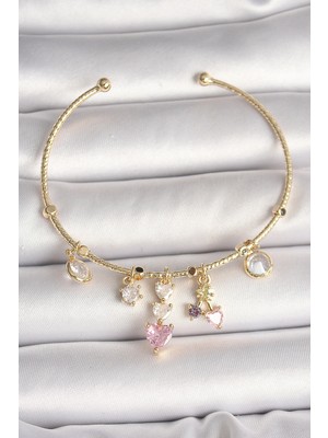 TeknoKapsül Pirinç Gold Renk Sallantı Zirkon Taşlı Kalp Figür Pembe Kalp Detay Charm Kadın Bileklik