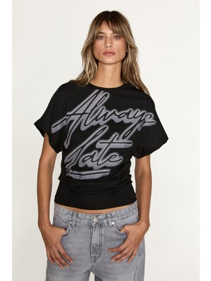 Grimelange Wold Kadın Baskılı Düşük Kollu Büzgü Detaylı Siyah T-Shirt