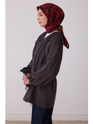 Belli Kahverengi Geometrik Desen %100 Twill Ipek Eşarp 4411-82