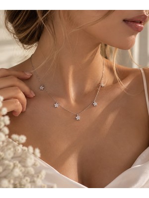 Alyans Model Stella Bloom – Işıltılı Taşlı Yıldız Kolye