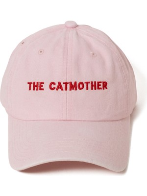 Nome Studio Nakışlı Şapka Catmother Kedi Annesi Toz Pembe Üstüne Kırmızı Renk Yazı Nakışlı Şapka Eskitme Kumaşlı ve Kırmızı Yazı Nakışlı Pamuklu Şapka Kedi Sever