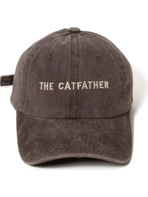 Nome Studio Nakışlı Şapka Catfather Kedi Babası Kahve Üstüne Bej Renk Yazı Nakışlı Şapka Eskitme Kumaşlı ve Bej Yazı Nakışlı Pamuklu Şapka Kedi Sever