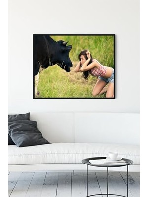 Defne Store PSTER11305 Inek ve Kız Eğlenceli Mizahi Çerçeveli Tablo (21X30 Cm)