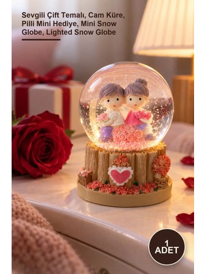 Yenilig 1 Adet Işıklı Mini Kar Küresi – Sevgili Çift Temalı, Cam Küre, Pilli Mini Hediye, Mini Snow Globe, Lighted Snow Globe