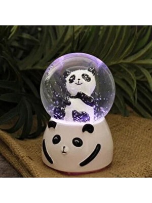 Store Pilli Işıklı Müzikli Kar Küresi–sevimli Panda Figürlü Eğlenceli Masaüstü Biblo, LED Aydınlatmalı Dekoratif Hediyelik Kar Küresi