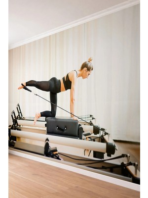 Dreamwall Pilates Reformer Cihazında Egzersiz Yapan Kadın Figürlü Tekstil Duvar Kağıdı