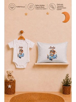 Pia Baby Isme Özel Kısa Kollu Erkek Bebek Body Zıbın ve 35X45 Yastık Kılıfı %100 Pamuk Organik Baskılı Bebek Hediyesi