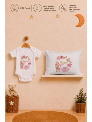 Pia Baby Isme Özel Kız Bebek Kısa Kollu Body Zıbın ve 35X45 cm Yastık Kılıfı %100 Pamuk Organik Baskılı Hediye Seti