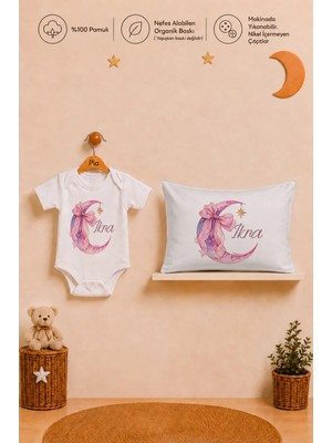 Pia Baby Isme Özel Kısa Kollu Kız Bebek Body Zıbın ve 35X45 cm Yastık Kılıfı %100 Pamuk Organik Baskılı Bebek Hediyesi