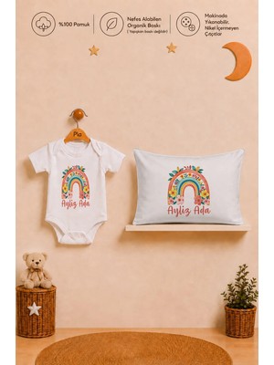 Pia Baby Isme Özel Kısa Kollu Kız Bebek Body Zıbın ve 35X45 cm Yastık Kılıfı %100 Pamuk Organik Baskılı Bebek Hediyesi
