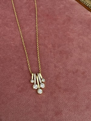 Xuping Jewelry Gold Renk Zirkon Taşlı Beşli Sallantı Detaylı Zarif Kolye