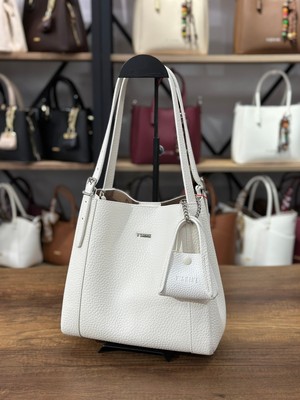 V'SHINE Model 3120 Charm Detaylı Yavru Çantalı Omuz Çantası (Beyaz)