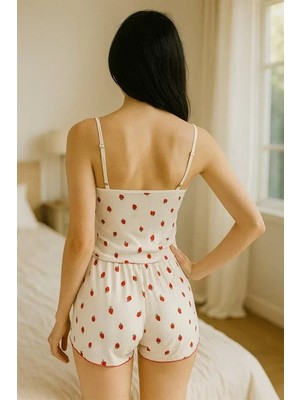 Esranın Dünyası Beyaz Üstüne Çilek Desenli Askılı Şortlu Pijama Takımı