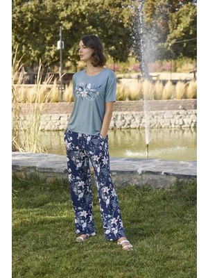 Esranın Dünyası Çiçek ve Yaprak Desenli ve Baskılı Pijama Takımı