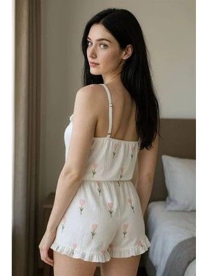 Esranın Dünyası Şık Tasarım Beyaz Üstüne Çiçek Desenli Askılı Şortlu Pijama Takımı