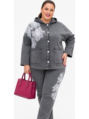 Trieste Wear Büyük Beden Kapüşonlu Düğmeli Çiçek Dantel ve İnci Detaylı İnce Denim Kadın Ceket