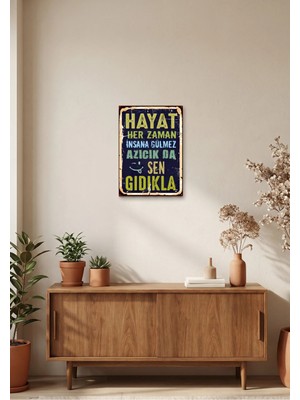 Hayat Her Zaman Insana Gülmez Retro Tablo – Eğlenceli Yazılı Vintage Dekoratif Poster | Ahşap & Metal