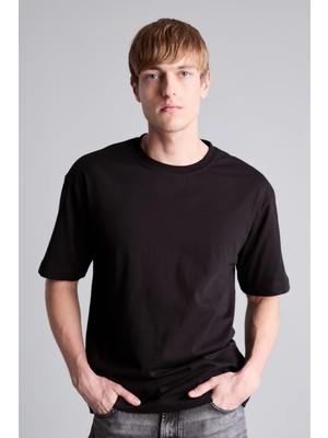 DeFacto %100 Pamuk Oversize Bisiklet Yaka Basic Kısa Kollu Tişört E6885AXNS