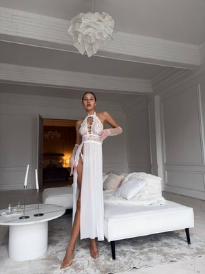 Aria's Closet Arias Closet Özel Tasarım Beyaz Dantel Işlemeli Göğüs Detaylı Yırtmaçlı Fantezi Gecelik