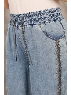 Zanessi Fashion Büyük Beden Beli Lastikli Bağcıklı Yandan Taşlı Şerit Detaylı Dökümlü Tensel Kumaş Bol Paça Denim Kadın Pantolon