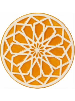 Şanal Saul El Yapımı Premium Seramik Bardak Altlığı | Özel Kabartmalı Selçuklu Motifi | Otantik Bal Köpüğü (Hardal) Rengi | Dekoratif & Isıya Dayanıklı Sunum Altlığı