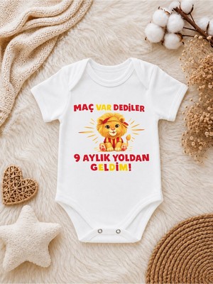 Perfect Mega Store Maç Var Dediler 9 Aylık Yoldan Geldim Baskılı Bebek Zıbını – Aslan ve Futbol Temalı Bebek Body