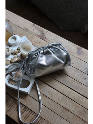 Moom Bag Metalik Bohça Form Kartlıklı Omuz Çantası