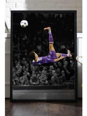 Duvarda Cristiano Ronaldo Siyah Ahşap Çerçeveli Poster, Dekoratif Futbol Duvar Tablosu