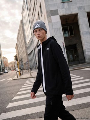 Lc Waikiki Yeni Sezon Siyah Kapüşonlu Baskılı Erkek Çocuk Fermuarlı Sweatshirt