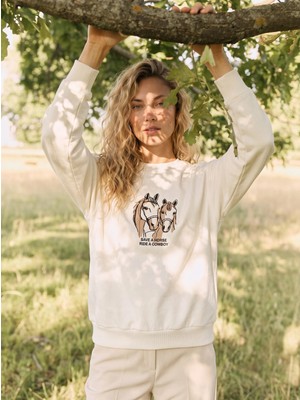 Juuuj Beyaz Üç Iplik Kumaş Bisiklet Yaka Düşük Omuz Manşetli Nakış Detaylı Rahat Form Sweatshirt