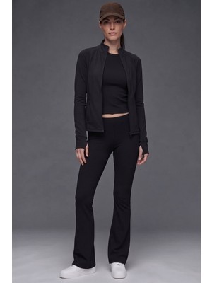 Soft & Basic Kadın Siyah 3’lü Takım – Yüksek Bel Ispanyol Paça Fitilli Tayt, Dik Yaka Parmak Geçirmeli Fermuarlı Ceket & Uzun Kollu Crop Üst